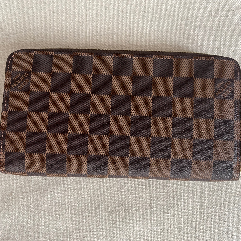 Louis Vuitton zippy wallet